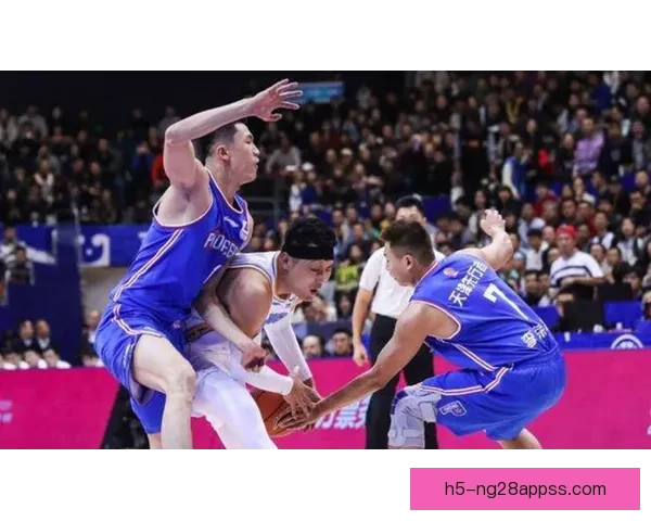 41岁老爸竟单挑把篮板掰碎